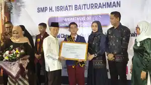 20260531_BERI-PENGHARGAAN-Ketua-Umum-Yayasan.jpg