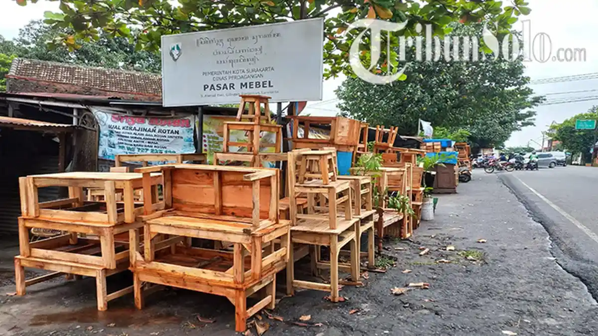 Pedagang Pasar Mebel Gilingan Ngotot Tolak Relokasi, Pencopotan Spanduk Tuntutan Tak Berpengaruh