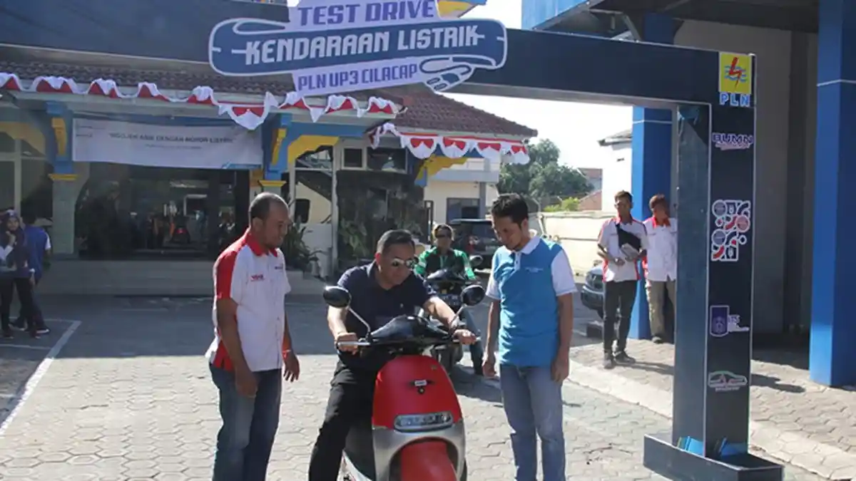 PLN Cilacap Kenalkan Motor Listrik pada Driver Ojol