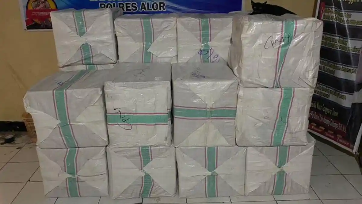 Polres Alor Amankan 86 Bal Rokok Ilegal Merk Cappuccino