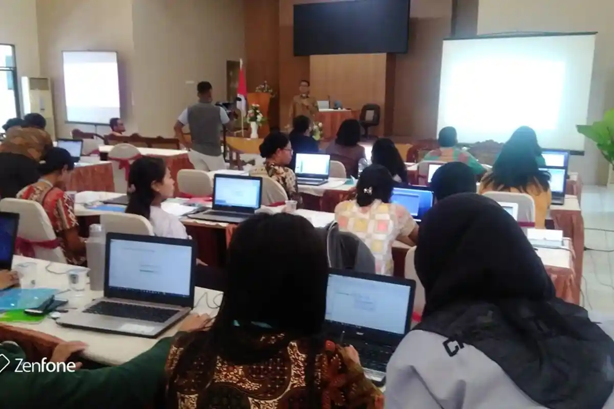 Prodi Kimia FST Undana Kupang Bekali Guru SMA se-Kota Kupang dengan Komputasi Molekul 3D