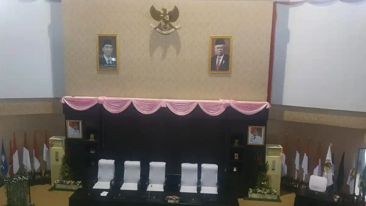 Foto Presiden Joko Widodo di Ruang Paripurna DPRD Tojo Una-una Tak Berwarna