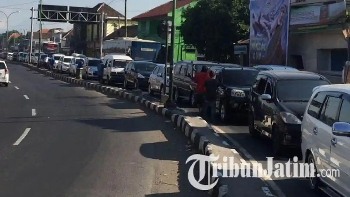 Jalur Surabaya - Malang di Pasuruan Sudah Sangat Padat Sejak Pagi