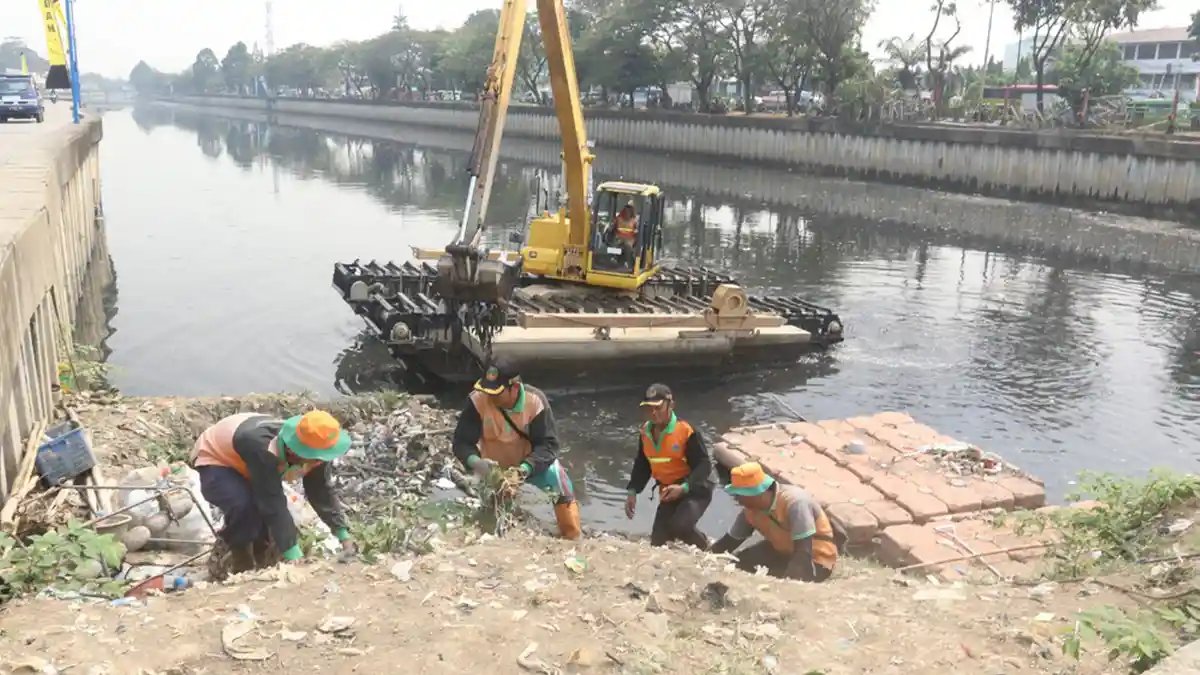 Sudin Lingkungan Hidup Jakarta Barat Periksa 20 Pabrik yang Diduga Cemari Kali Mookervart