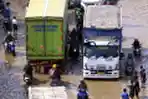 Banjir Rendam Jalan Dayeuhkolot Kabupaten Bandung