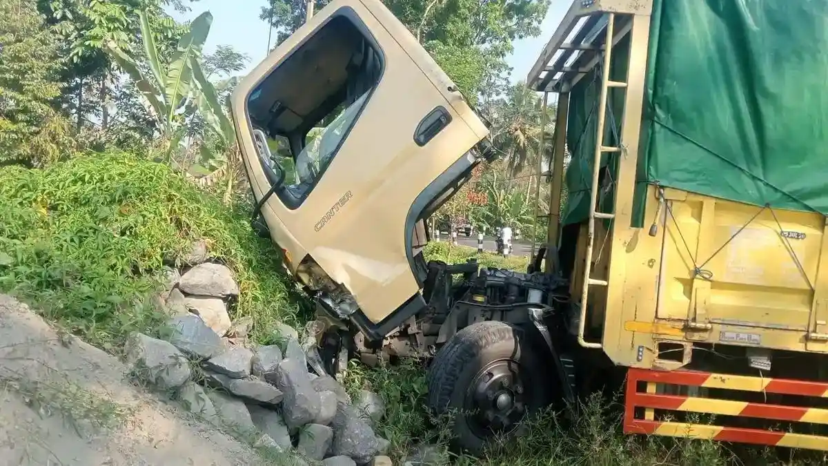 Truk Diduga Rem Blong Picu Kecelakaan Beruntun di Magelang, Tabrak Dua Motor dan Mobil - Tribunjateng.com