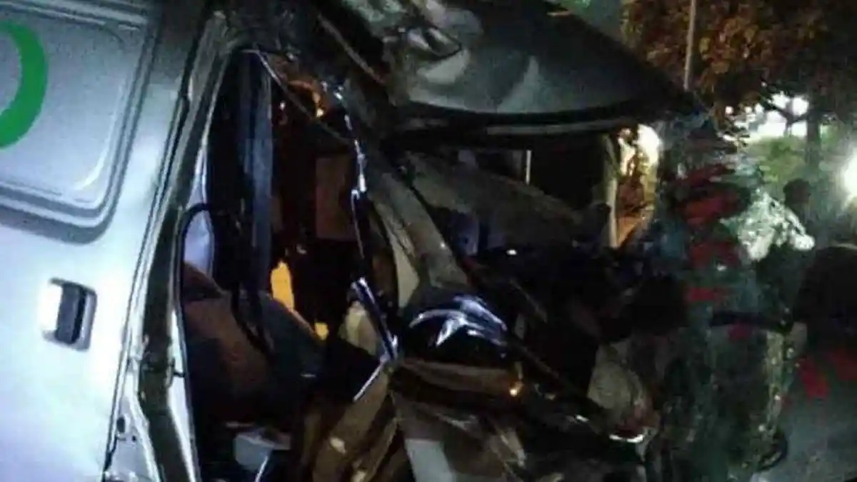 Ambulans Pengantar Jenazah Tabrakan dengan Truk, Mobil Terpental hingga Berputar, 4 Penumpang Tewas