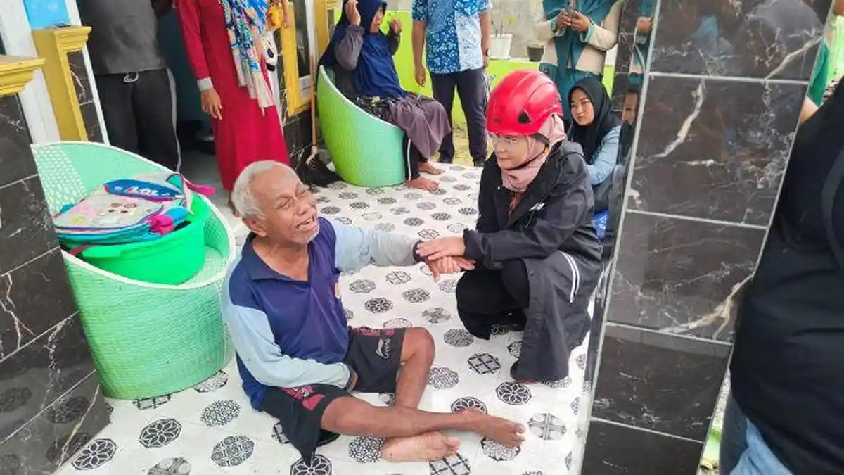 Saat Angin Puting Beliung Mengamuk di Indramayu, Dua Warga Luka-luka Tertimpa Reruntuhan