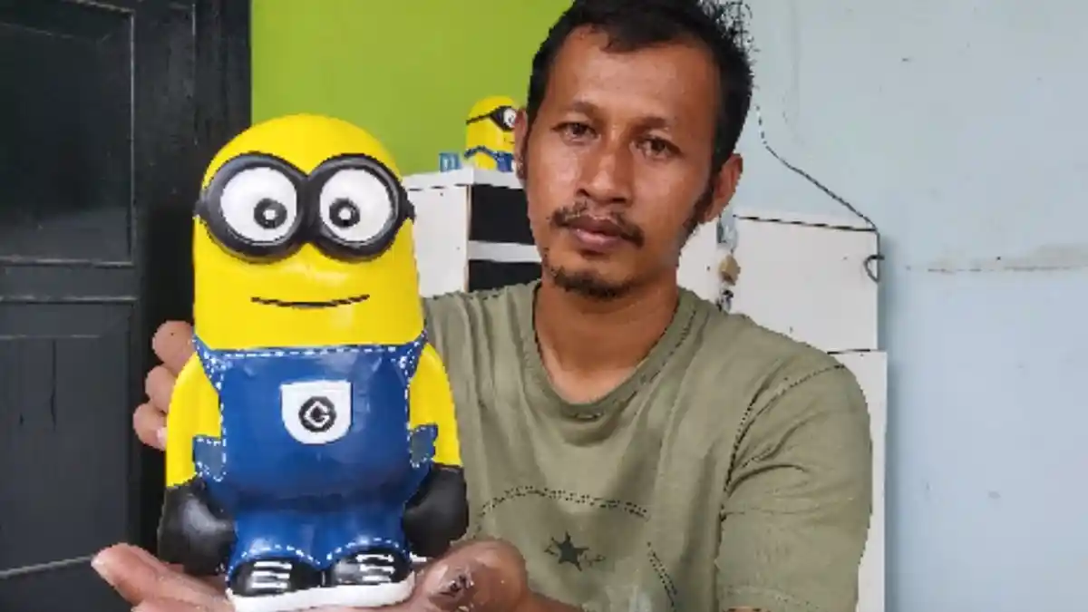 Kreatif, Warga Tegal Ini Buat Celengan Karakter dari Gipsum