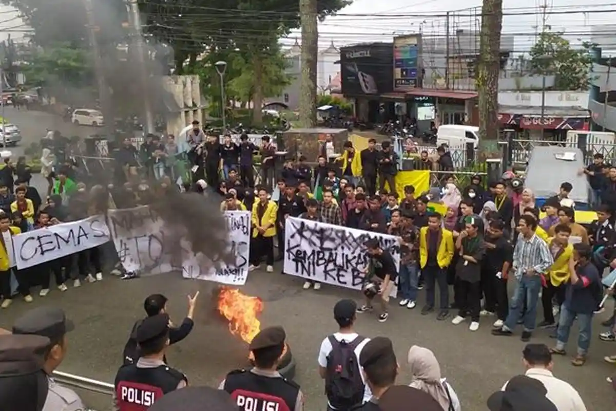 Demo Tolak UU TNI di Bukittinggi, Puluhan Mahasiswa Bakar Ban Bekas di Kantor DPRD