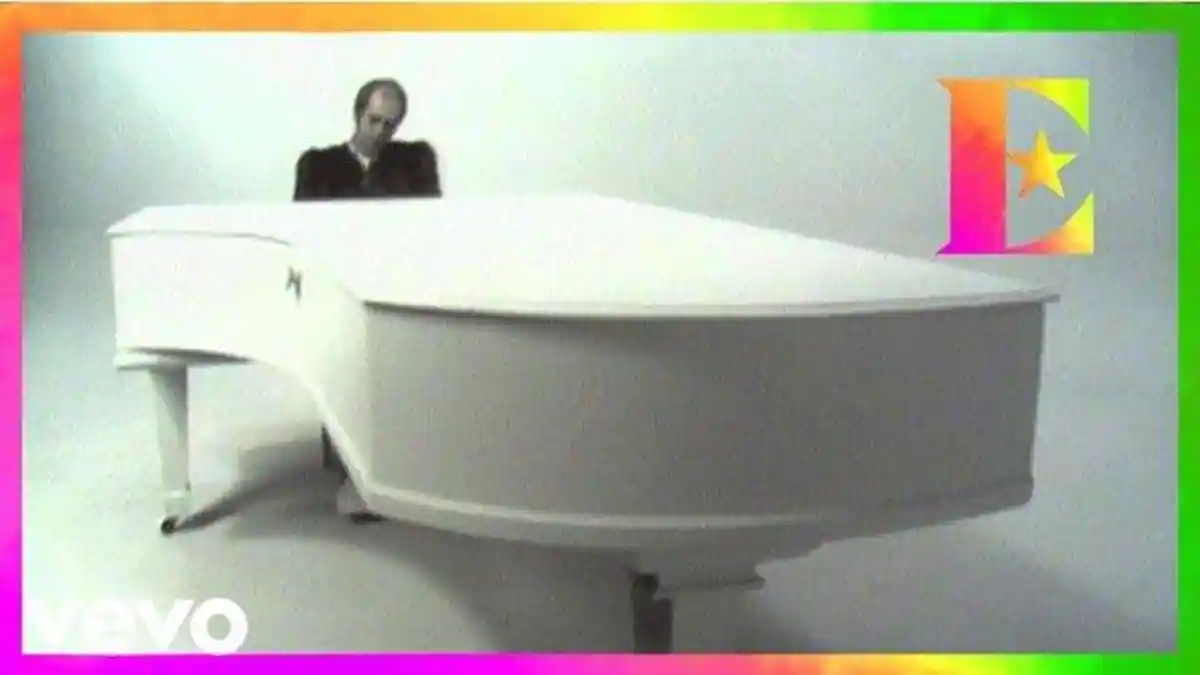 Terjemahan Lagu Sorry Seems to be the Hardest Word - Elton John