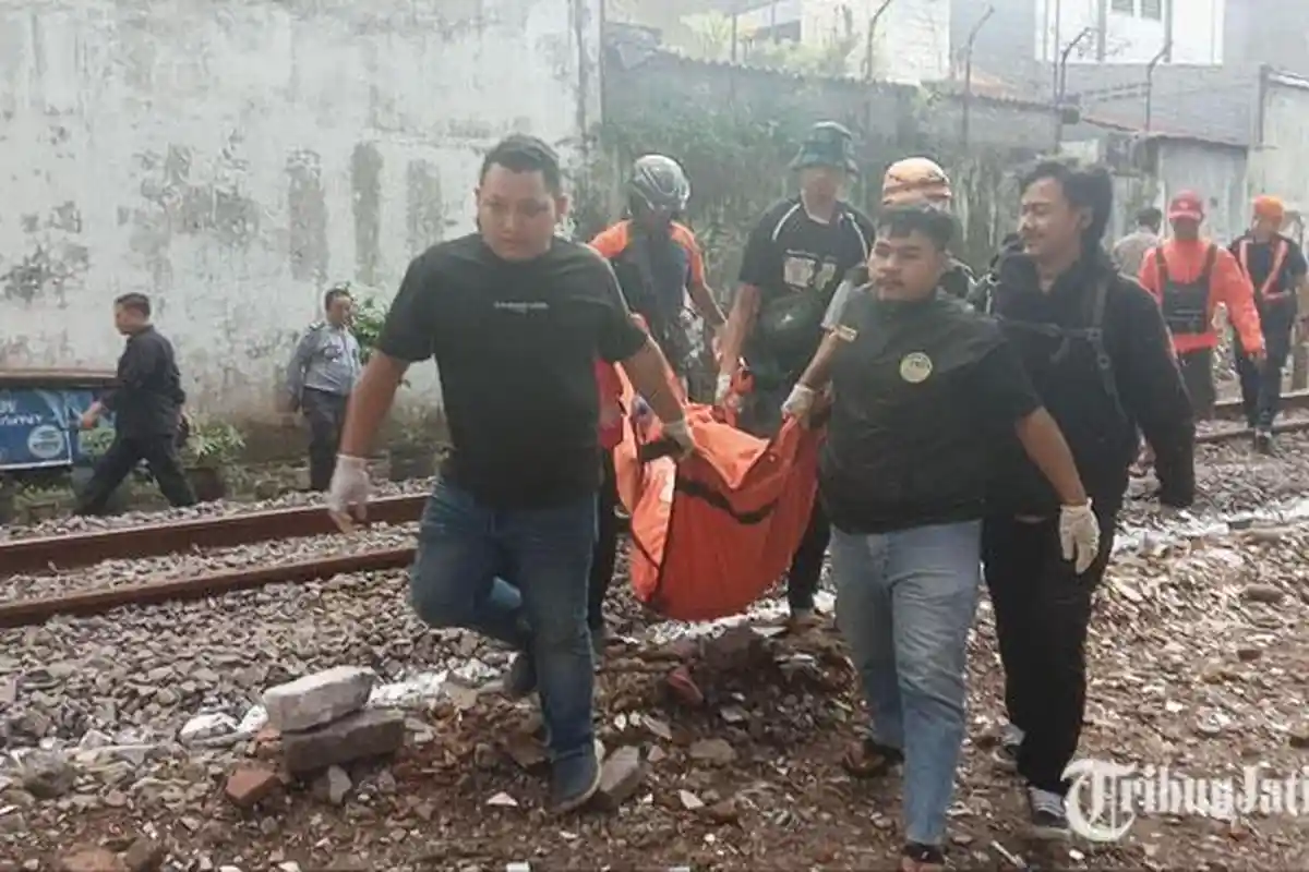 Dikira Mau Ngopi di Warung Dekat Rel, Pria Kota Malang Nekat Tengkurap di Rel saat Kereta Api Datang