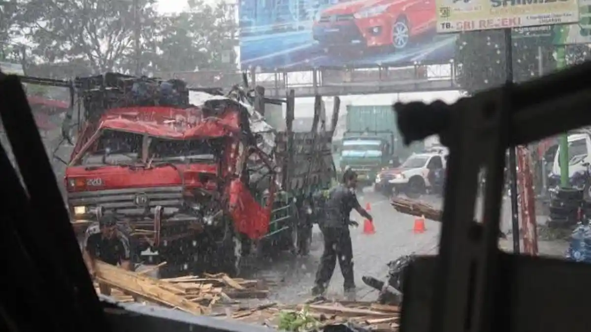 Diduga Ngantuk, Dedek Tabrak Truk yang Tengah Parkir