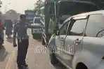 polisi-saat-mengevakuasi-mobil-dan-dump-truk-yang-telibat-kecelakaan.jpg