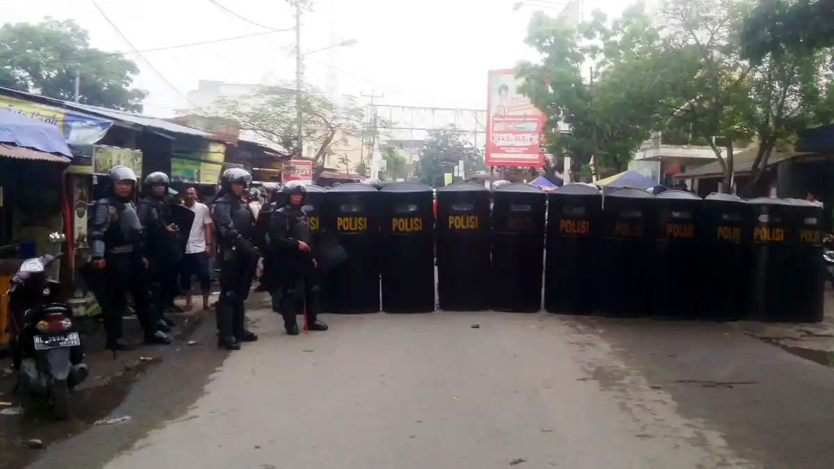 Suasana Masih Mencekam, Petugas Sabhara Blokade Jalan di Depan UMSU