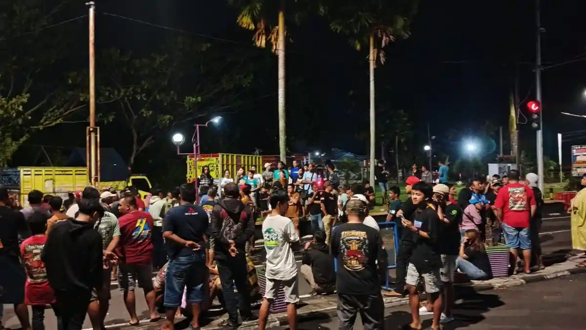 Malam-malam, Sopir Truk di Ciamis Gelar Aksi Mogok Kerja