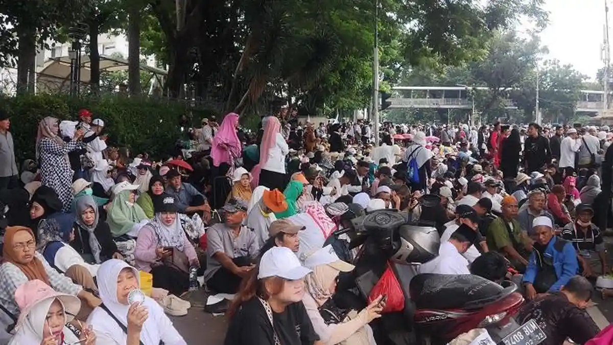 Dengarkan Jalannya Persidangan Sengketa Pilpres 2024, Demonstran Berteduh di Bawah Pohon