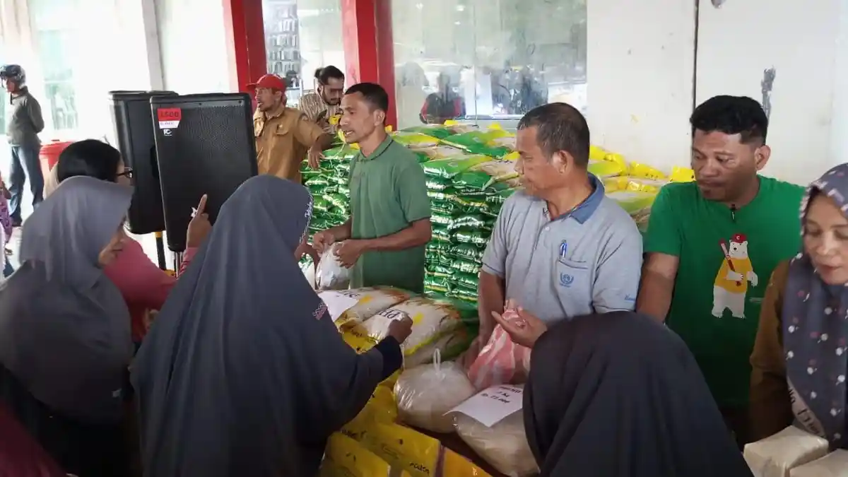 Ratusan Warga Malteng Rebutan Belanja pada Momen Gerakan Pangan Murah 