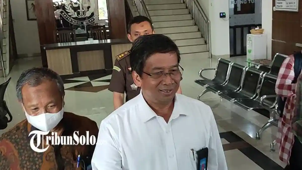 Keluar Ruangan Setelah Diperiksa Kejati 7 Jam Lebih, Rektor UNS Jamal Tak Banyak Bicara