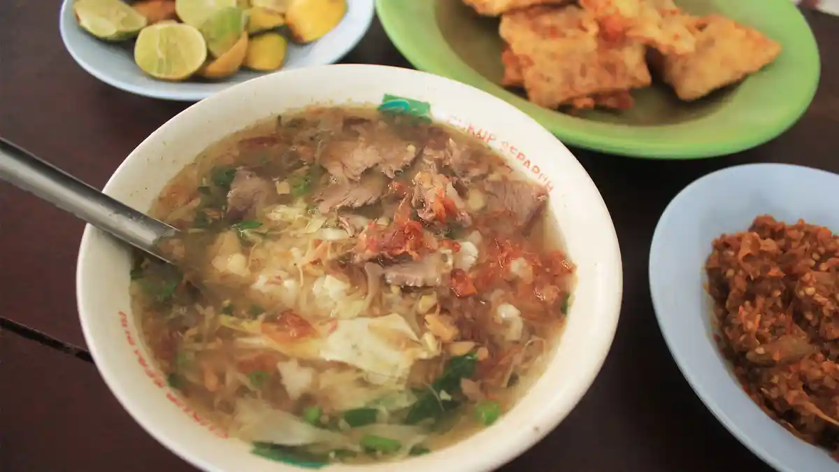Soto Daging Pak Ngadiran, Bertabur Daging Sapi, Sambalnya Diracik dengan Bumbu Rahasia, Segar!