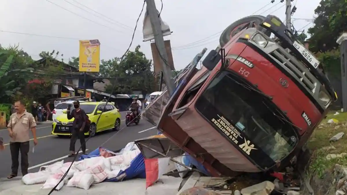 Penyebab Truk Semen Terguling di Tanjakan Selarong, Bukan Hanya Rem Blong, Sopir Juga Tak Lihat Ini