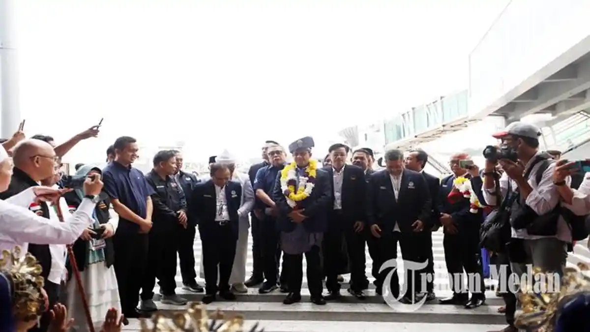 Berita Foto: Jelang Pilpres 2024, Anies Baswedan Minta Didoakan dan Perjalanan Pertamanya di Medan - 4112022_TIBA-DI-BANDARA_ABDAN-SYAKURO-2.jpg