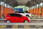 Sejumlah-kendaraan-dari-arah-Jawa-Tengah-menuju-DKI-Jakarta-saat-melintasi-GT-Palimanan-Tol-Cipalin.jpg