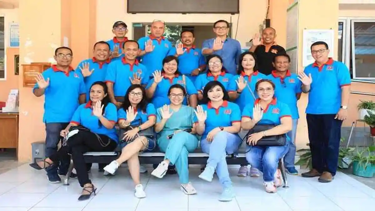 Alumni SPENSA 88 'Bataikat Jadi Satu' Bagi Sembako untuk Bumil Kepala Puskesmas Oebobo: Terima Kasih