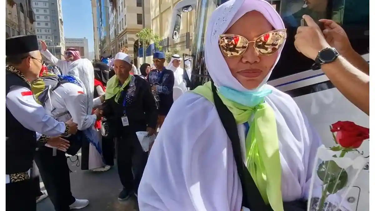 Disambut Bak Raja di Madinah, Alquran dan Setangkai Bunga Bikin Jamaah Haji Indonesia Tersenyum