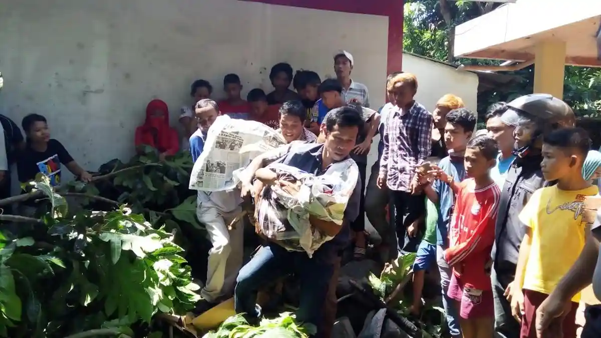 Polisi Bawa Jasad Korban Tersengat Listrik ke RS Bhayangkara