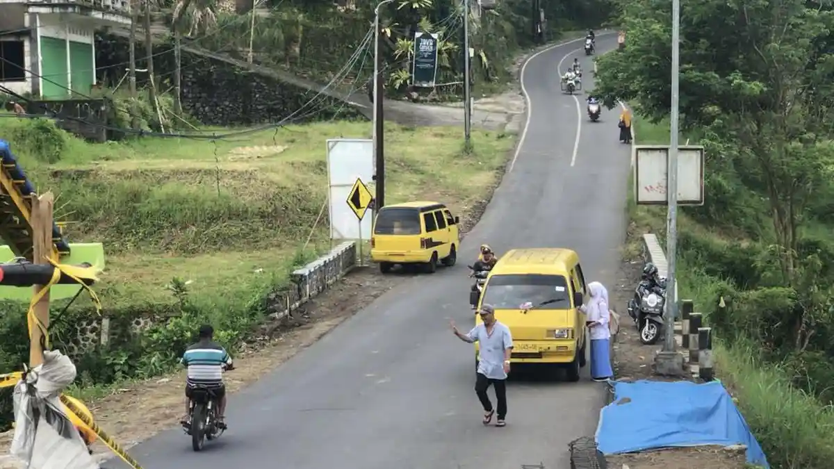 Dampak Longsor Jurang Susur, Penumpang Angkot di Malang-Batu Harus Oper, dan Bayar Dua Kali