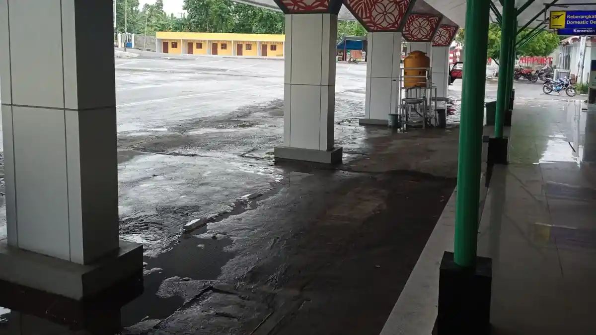 Air Meluap, Halaman Parkir Terminal Bandara Turalelo - Soa, Ngada Tergenang, Simak INFO