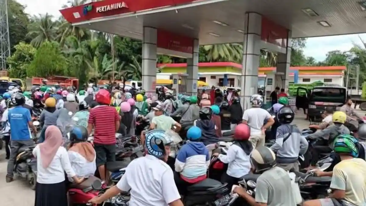 BBM Langka di OKU Timur Hingga Antrean Mengular di SPBU, Harga Eceran Pertamax Tembus Rp24 Ribu