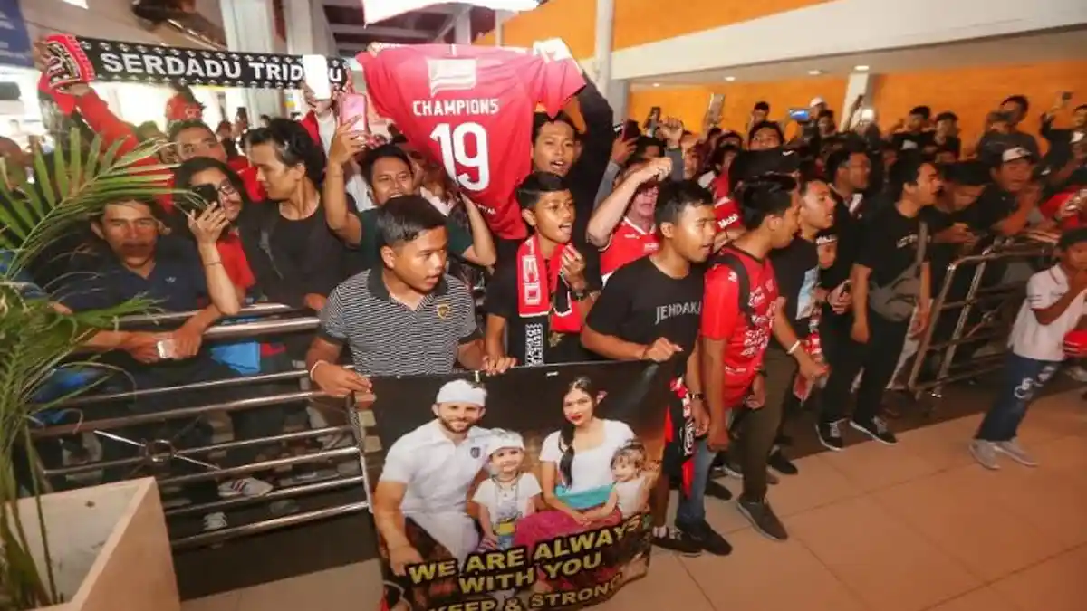 Jennifer Bachdim Sampai Istri Stefano Lilipaly Kalungkan Bunga Untuk Spaso