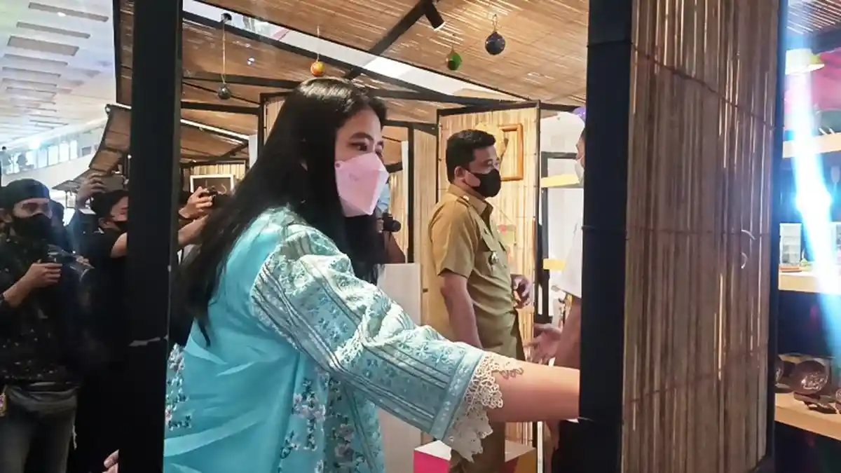 Kahiyang Ayu Sampaikan Aspirasi Pengrajin Ulos ke Menteri Sandiaga Uno