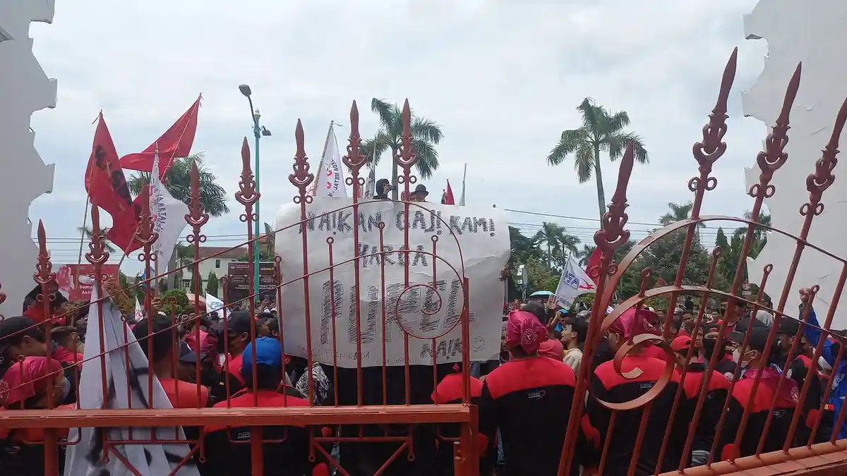 Kecewa UMK 2023 Tidak Naik 10 Persen, Buruh Jepara Gelar Aksi di Depan Kantor Bupati