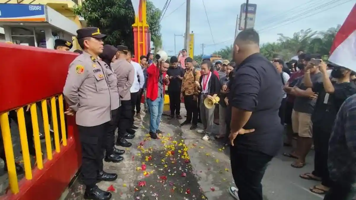 GMNI Asahan Tebar Bunga di Polres Asahan, Minta Klarifikasi Dugaan Penganiayaan Oknum pada Pelajar