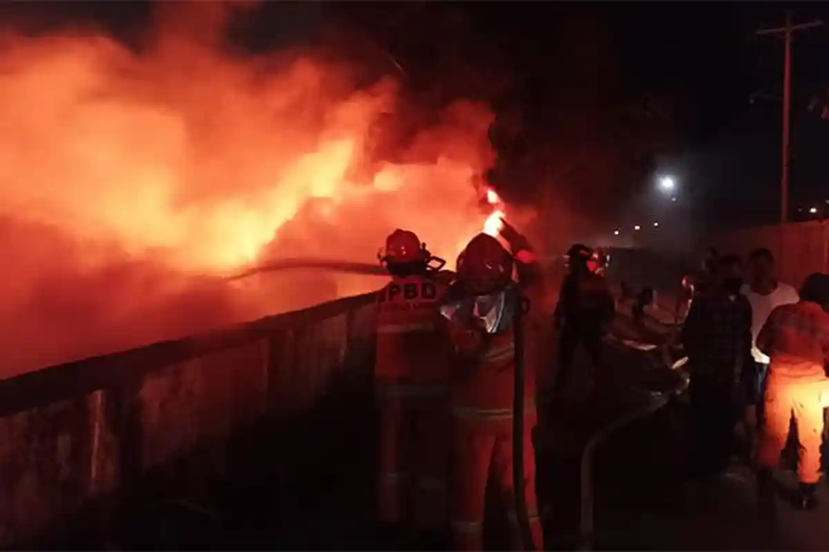 30 Petugas dan 8 Mobil Pemadam Diturunkan ke Lokasi Kebakaran Bumi Waras Bandar Lampung