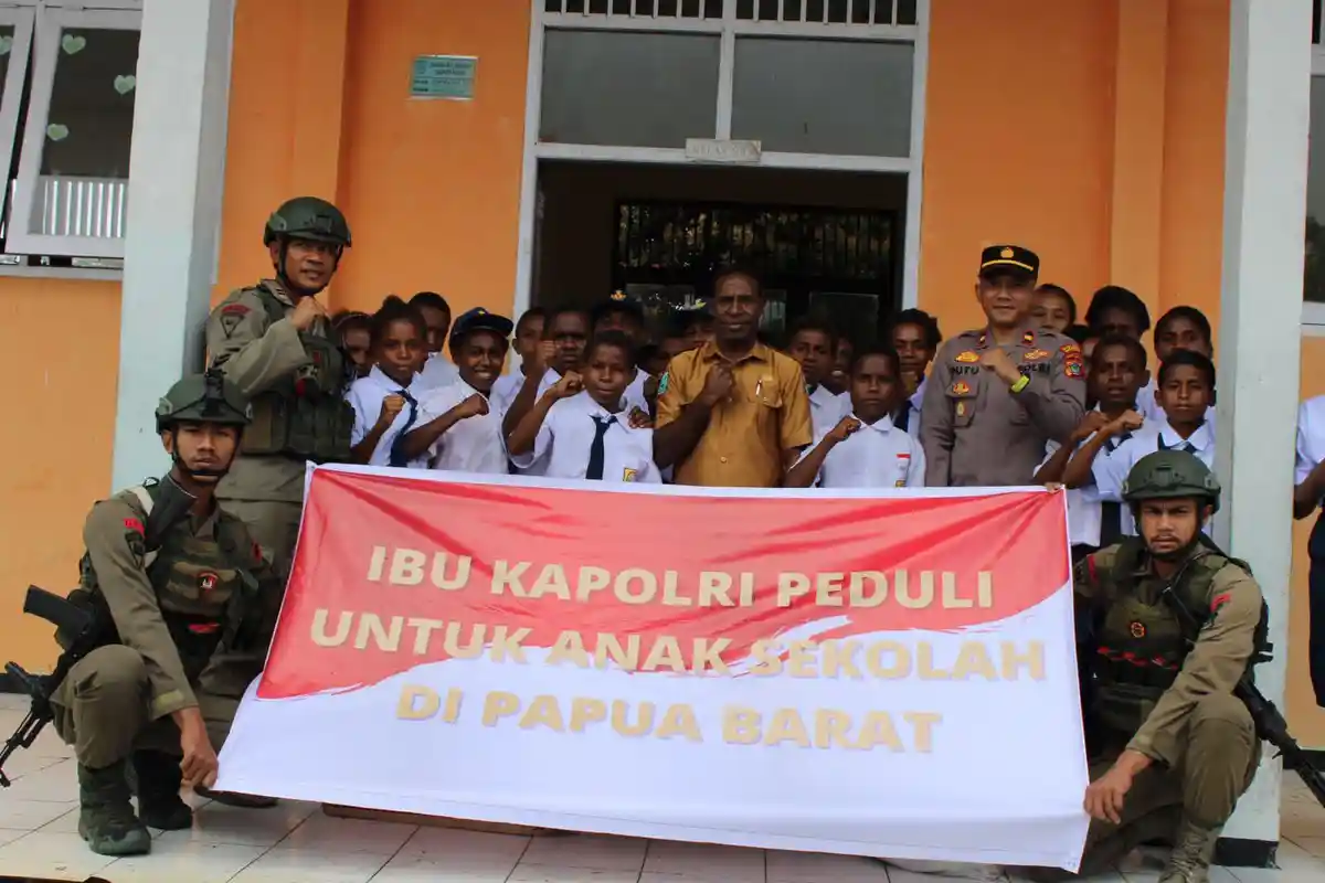 Brimob Polda Papua Barat Serahkan 436 Paket Seragam dan Sepatu dari Juliati Listyo Sigit di Maybrat