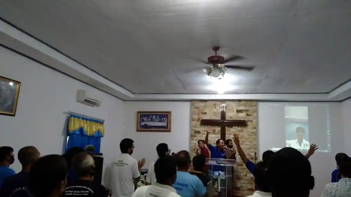 Warga Binaan Lapas Kembangkuning Nusambangan Ikuti Ibadah Kebaktian Secara Teleconference