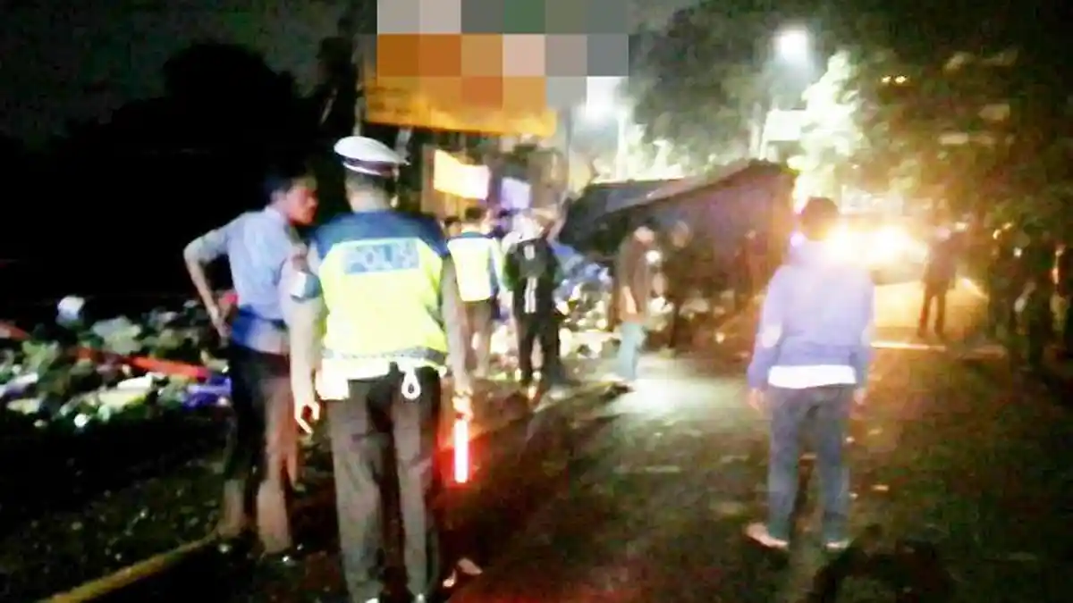 Oleng di Jalan Menurun, Truk Muatan Sari Kelapa Terguling di Puncak Cianjur, Seorang Meninggal