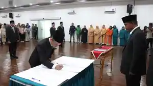 Ikhsan-Siregar-saat-menandatangani-dokumen-saat-dilantik-oleh-Wali-Kota-Binjai.jpg