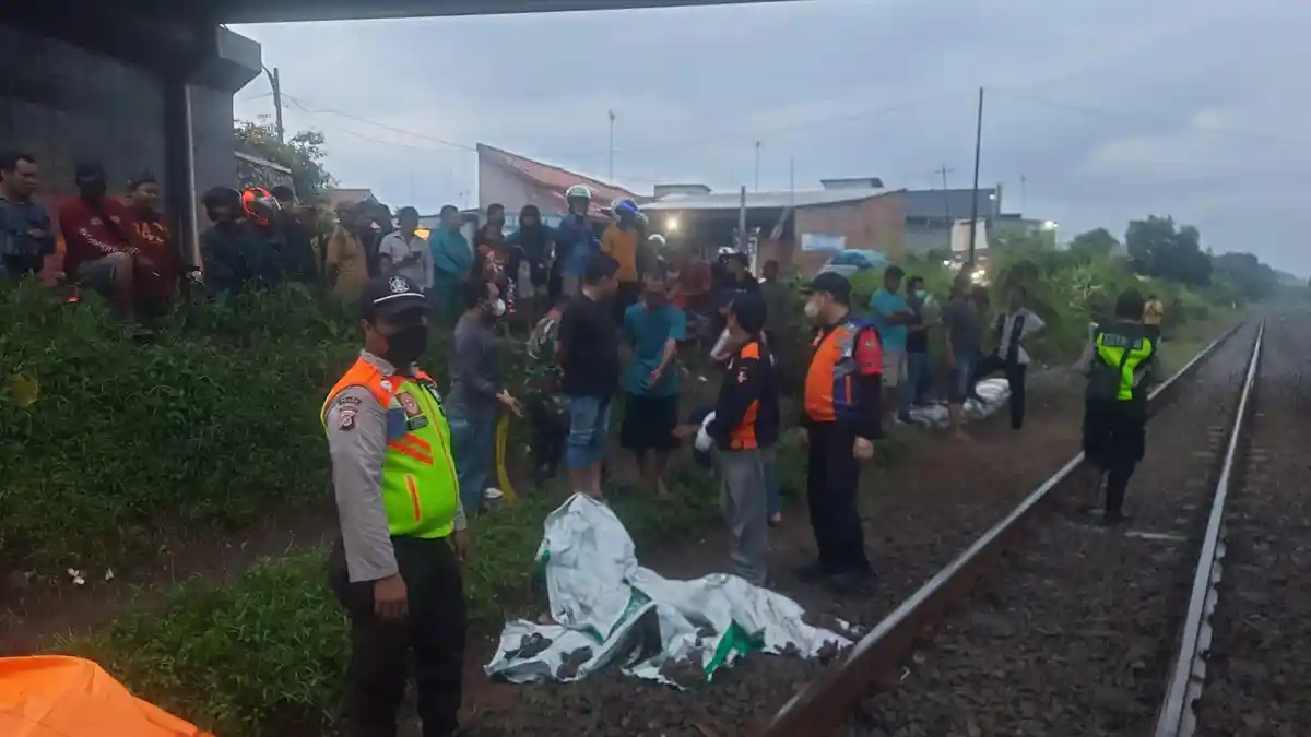 Diduga Sengaja Akhiri Hidup, Pria di Purwakarta Tabrakan Diri ke Kereta yang Melintas