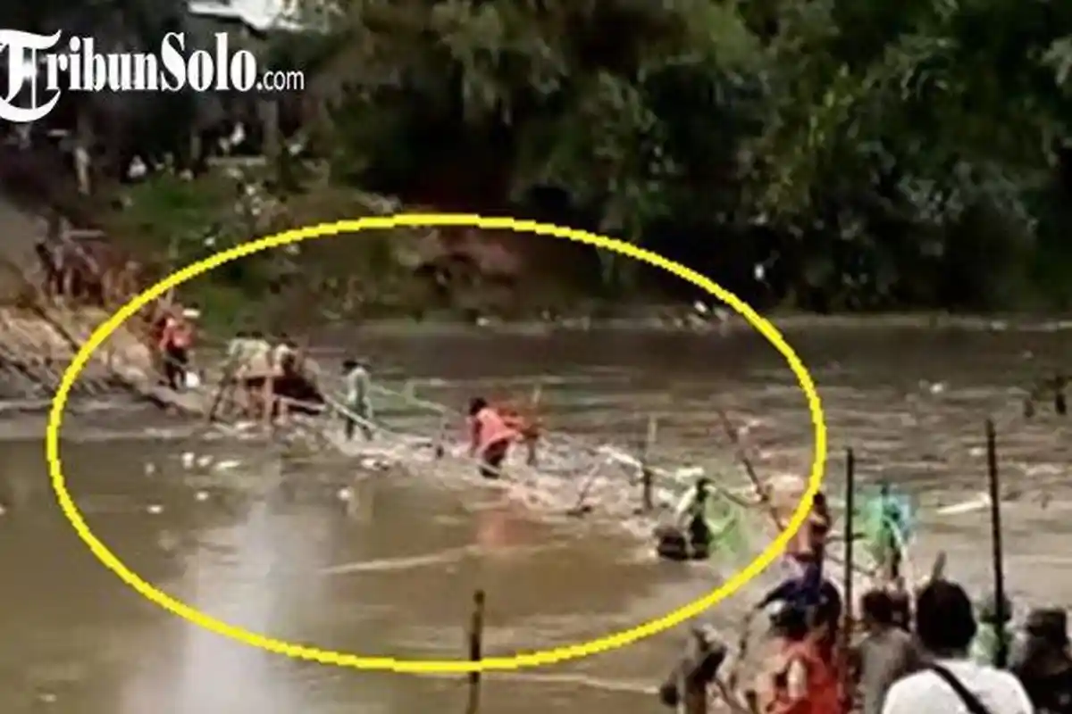 Tiba-tiba Arus Deras Datang, Warga Nyaris Hanyut saat Menyeberangi Jembatan Sasak Bengawan Solo