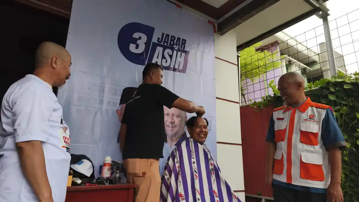 Akhiri Masa Kampanye, PKS Purwakarta Gelar Aksi 'Botak Plontos' Dukung ...