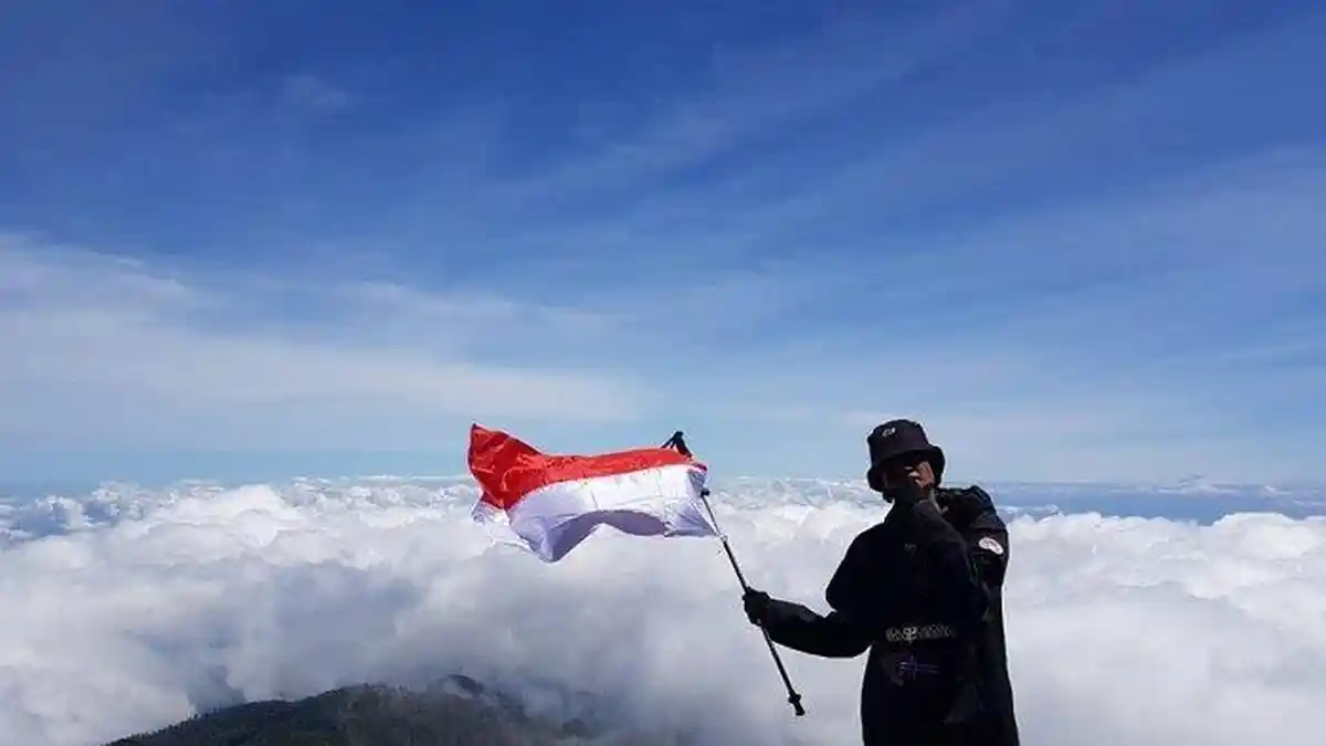 Jefri Berada di Puncak Gunung Slamet Saat Gunung Tertinggi di Jawa Tengah Itu Berstatus Waspada