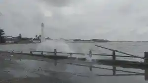 Gelombang-yang-menghantam-tanggul-laut-di-Kelurahan-Metina.jpg