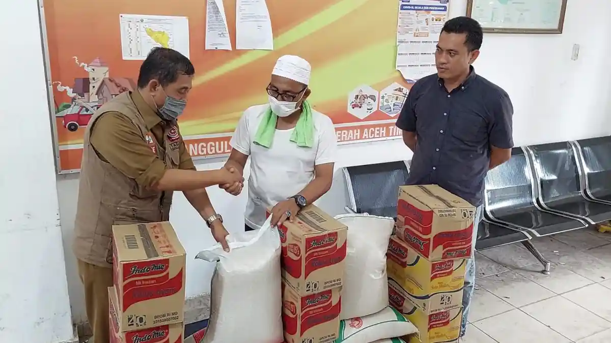 Haji Uma Salurkan Bantuan untuk Korban Banjir di Aceh Timur