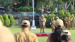 Bupati-Jembrana-I-Nengah-Tamba-saat-memberikan-keterangan-kenaikan-gaji.jpg