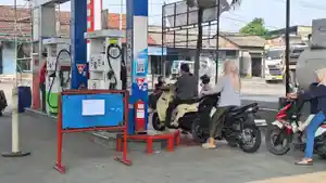Suasana-jalur-Pertalite-untuk-sepeda-motor-di-SPBU-Krenceng.jpg